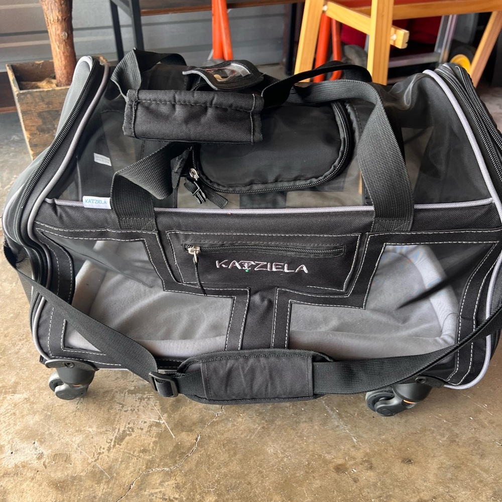Katziela Luxury Lorry Pet Carrier